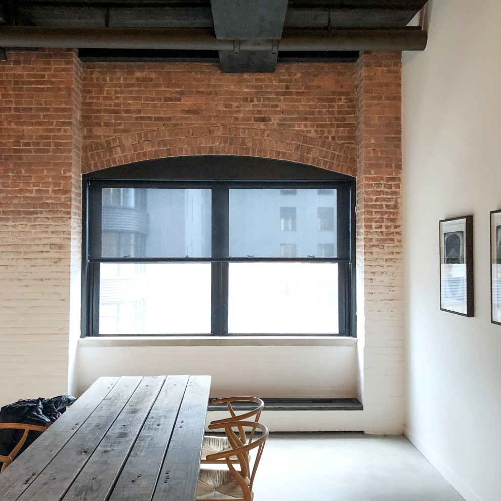Offenes, Mittelgroßes Industrial Esszimmer mit bunten Wänden und Linoleum in New York