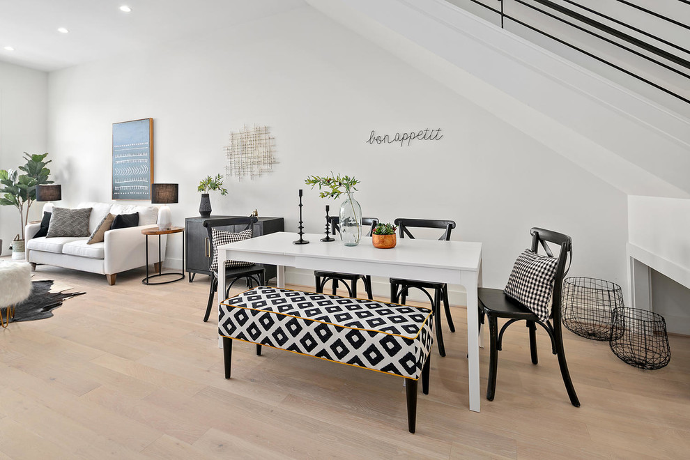 Свежая идея для дизайна: гостиная-столовая в скандинавском стиле с белыми стенами, светлым паркетным полом и бежевым полом без камина - отличное фото интерьера