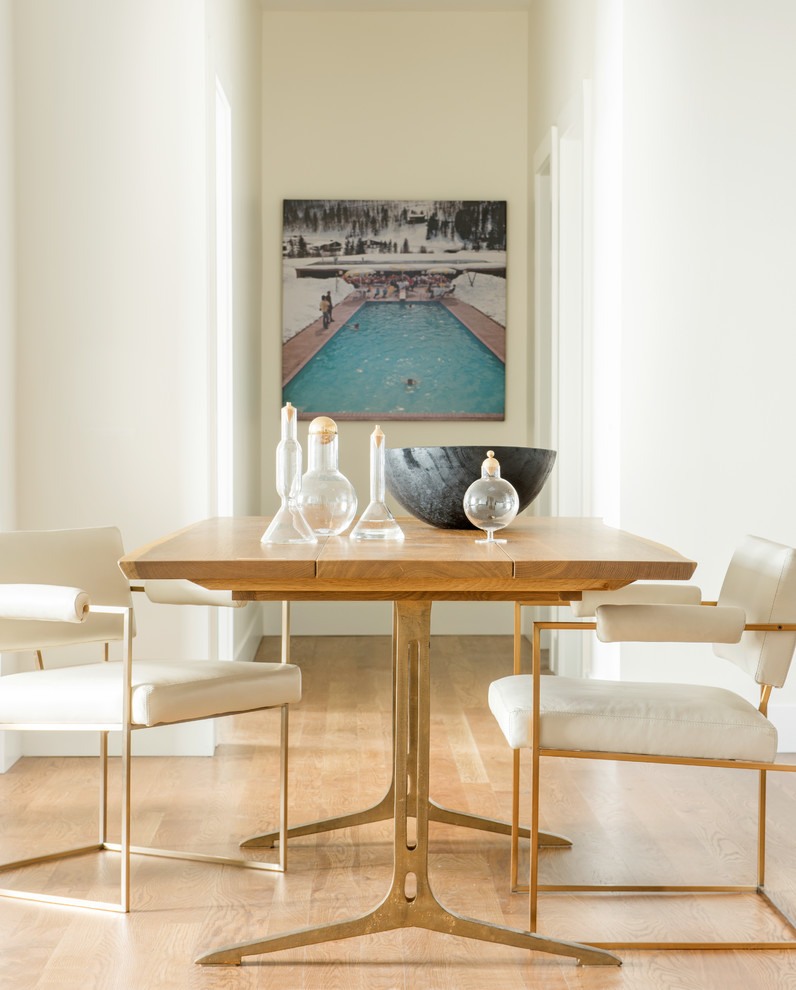 Foto de comedor contemporáneo con paredes blancas, suelo de madera en tonos medios y suelo marrón