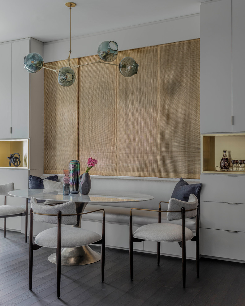 Свежая идея для дизайна: кухня-столовая среднего размера в современном стиле с серыми стенами, темным паркетным полом и коричневым полом - отличное фото интерьера