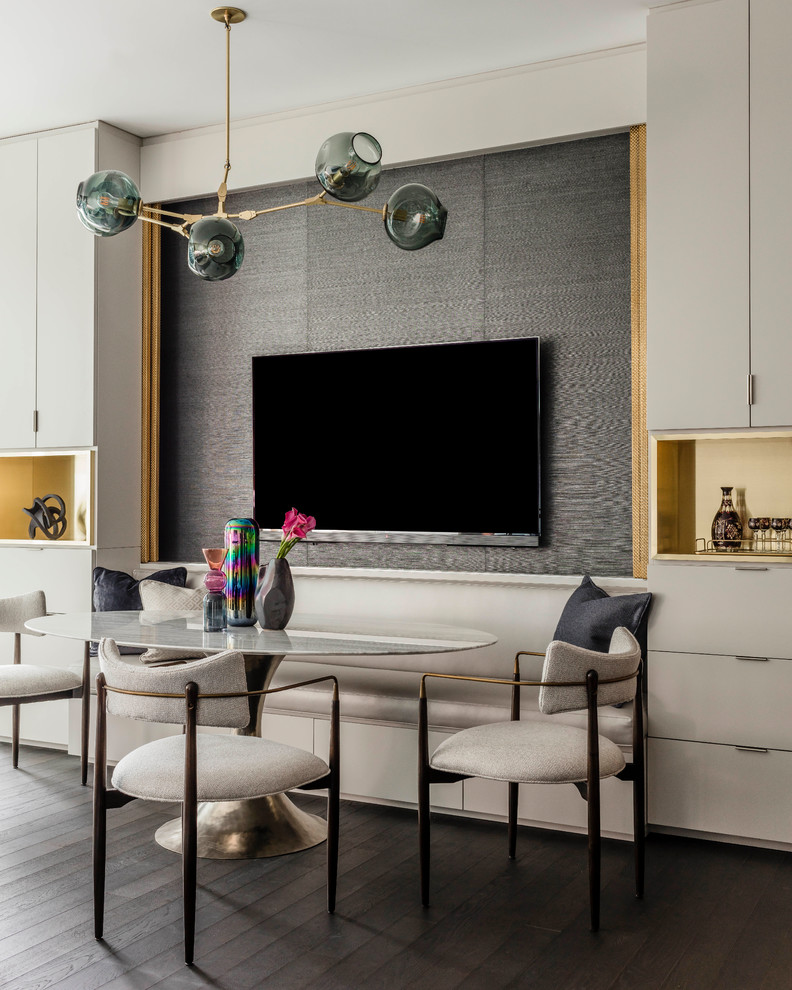 Источник вдохновения для домашнего уюта: кухня-столовая среднего размера в современном стиле с серыми стенами, темным паркетным полом и коричневым полом