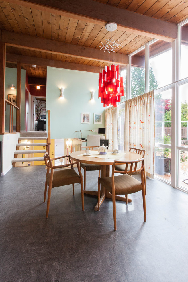 Cette image montre une rideau de salle à manger minimaliste avec un mur bleu.