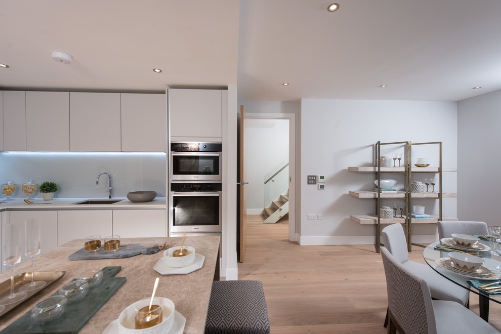 Idéer för mellanstora funkis kök med matplatser, med vita väggar, ljust trägolv och beiget golv