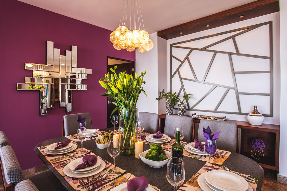 Esempio di una sala da pranzo aperta verso il soggiorno minimal di medie dimensioni con pavimento con piastrelle in ceramica, pavimento marrone e pareti rosa