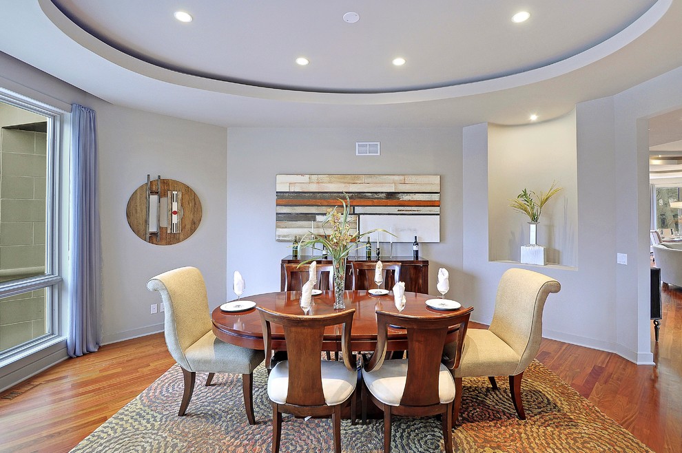 Стильный дизайн: кухня-столовая среднего размера в классическом стиле с серыми стенами и паркетным полом среднего тона без камина - последний тренд