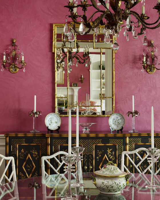 Cette image montre une salle à manger traditionnelle avec un mur rose.