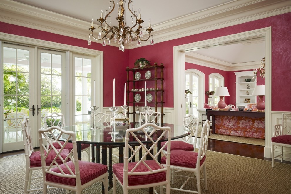 Idées déco pour une salle à manger classique avec un mur rose.