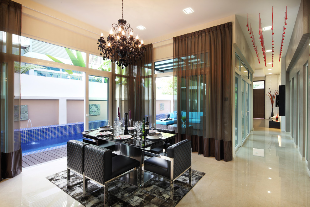 Modernes Esszimmer mit beiger Wandfarbe in Singapur