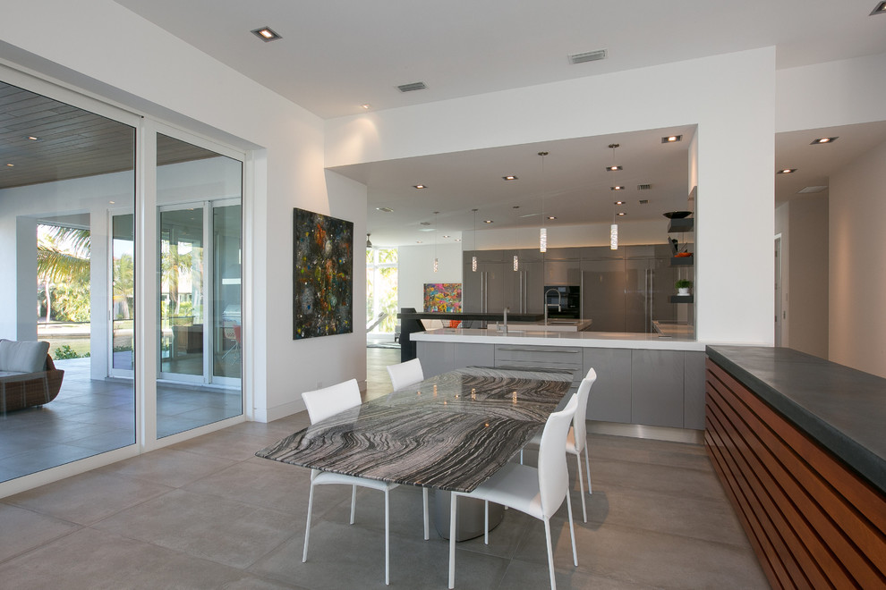 Идея дизайна: кухня-столовая среднего размера в современном стиле с белыми стенами и бетонным полом