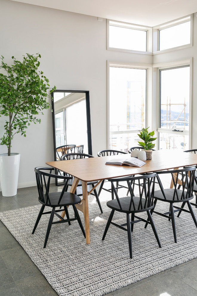 Immagine di una sala da pranzo design con pareti grigie e pavimento grigio