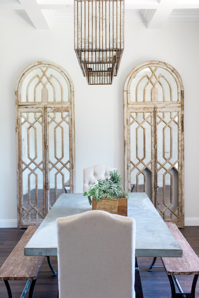Klassisches Esszimmer ohne Kamin mit weißer Wandfarbe und dunklem Holzboden in Phoenix