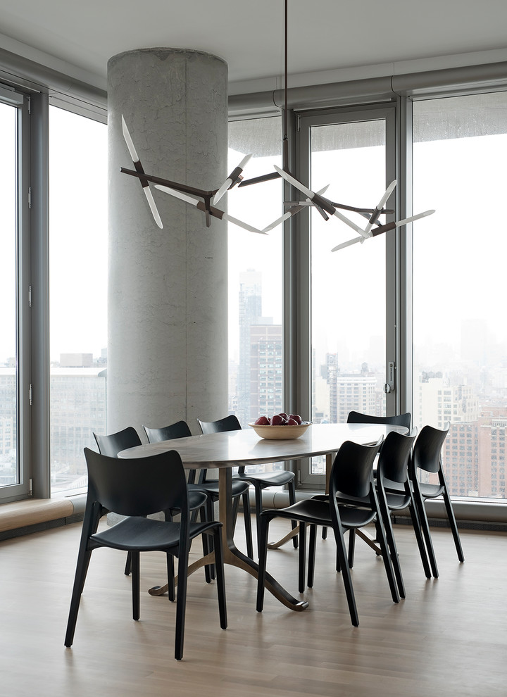 Modernes Esszimmer mit braunem Holzboden und braunem Boden in New York