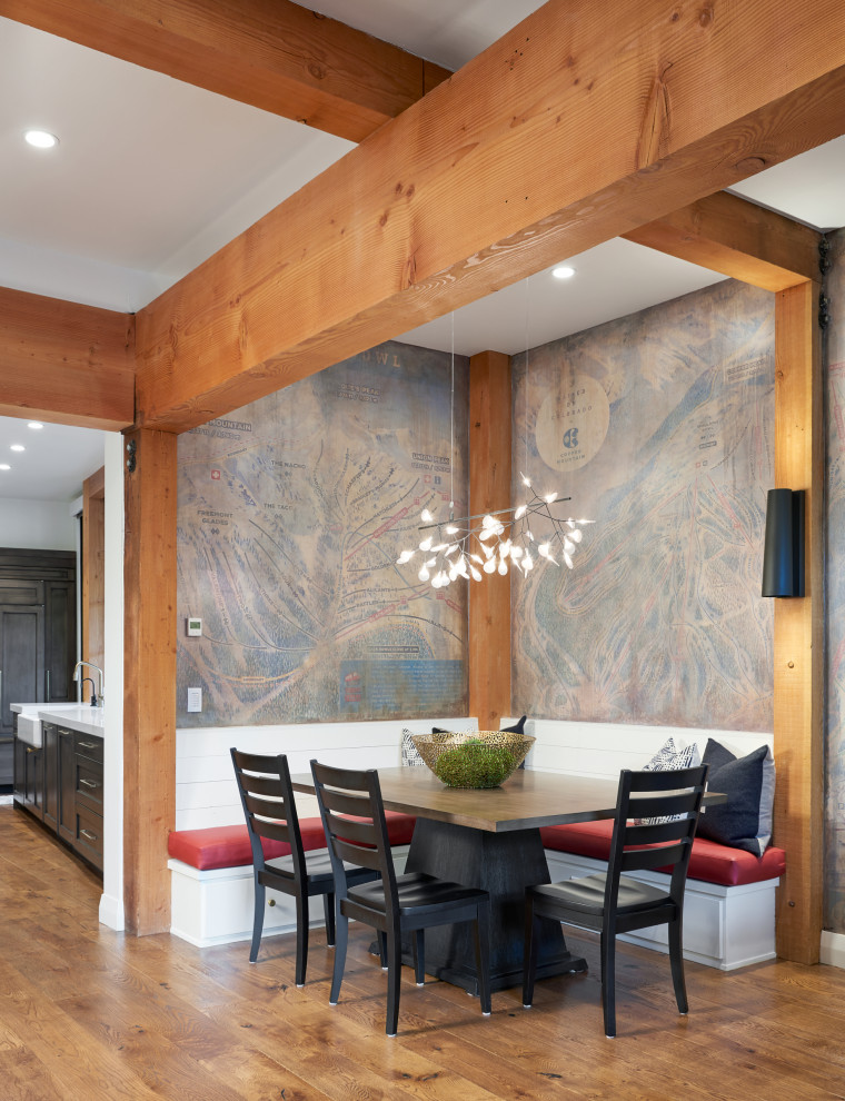 Exemple d'une salle à manger montagne avec un mur gris, un sol en bois brun et un sol marron.