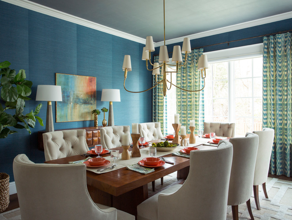 Imagen de comedor de cocina clásico renovado grande sin chimenea con paredes azules, suelo de madera oscura y cortinas