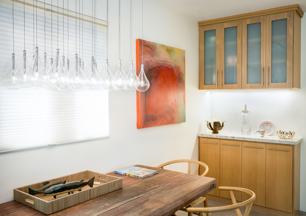 Foto di una piccola sala da pranzo aperta verso la cucina moderna con pareti bianche, pavimento in gres porcellanato, nessun camino e pavimento grigio