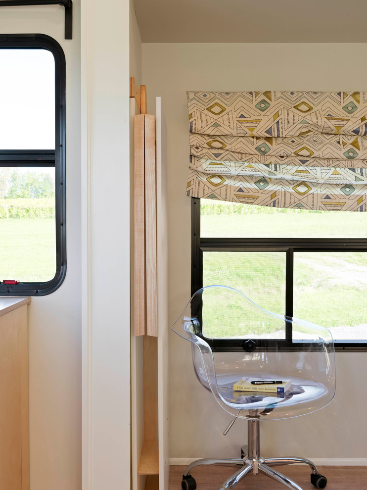 Esempio di una piccola sala da pranzo aperta verso la cucina eclettica con pareti beige e parquet chiaro