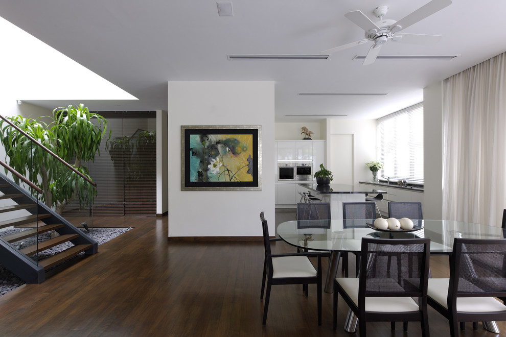 Mittelgroße Moderne Wohnküche mit weißer Wandfarbe und dunklem Holzboden in Singapur