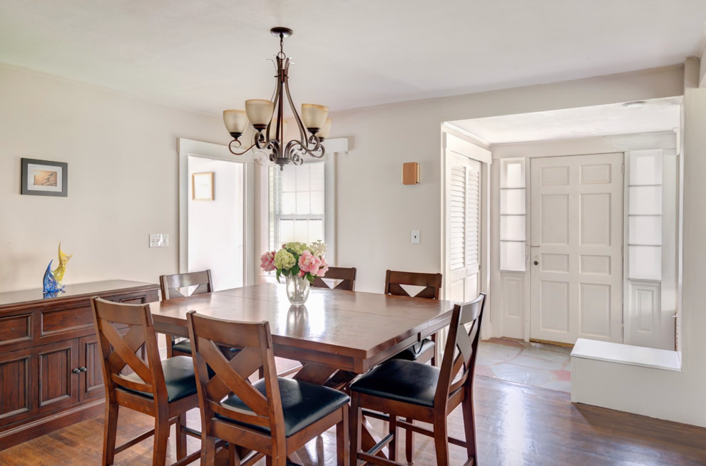 Esempio di una sala da pranzo aperta verso il soggiorno country di medie dimensioni con pareti beige e pavimento in legno massello medio