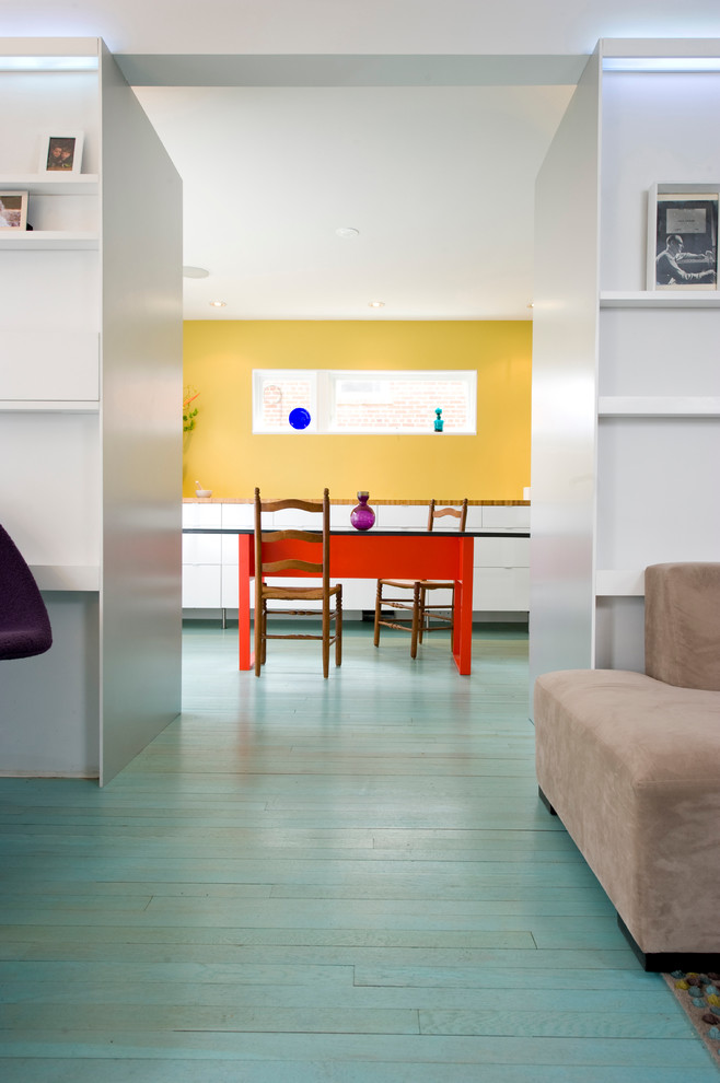 Inspiration pour une salle à manger design avec un sol turquoise.