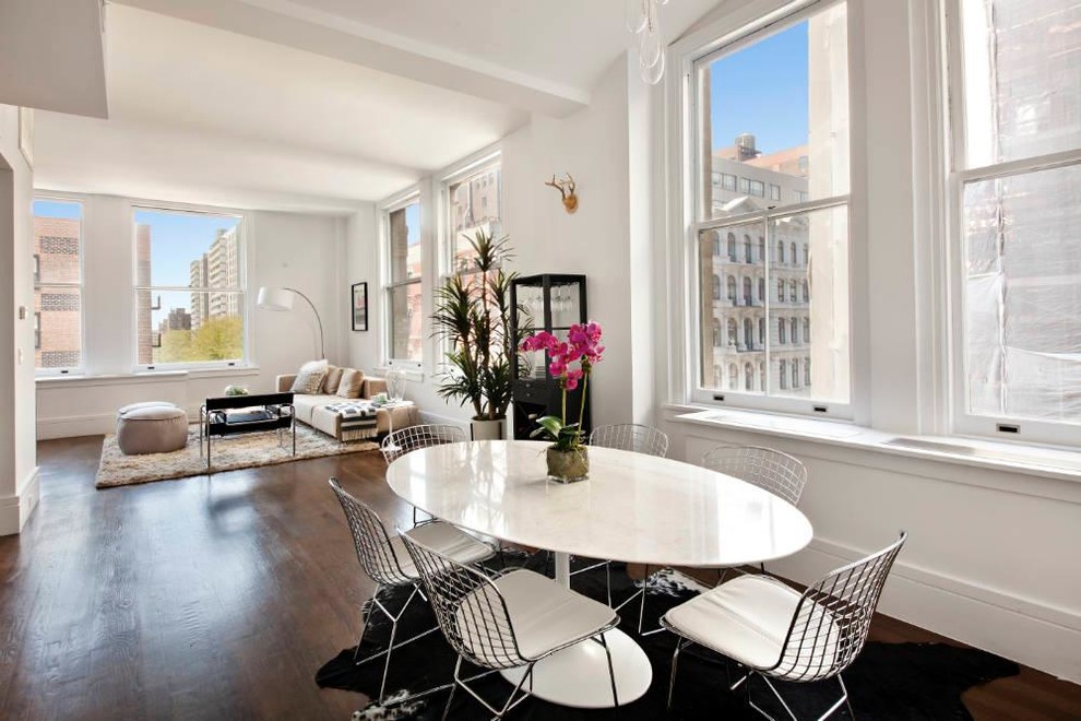 Idée de décoration pour une salle à manger design avec un mur blanc.