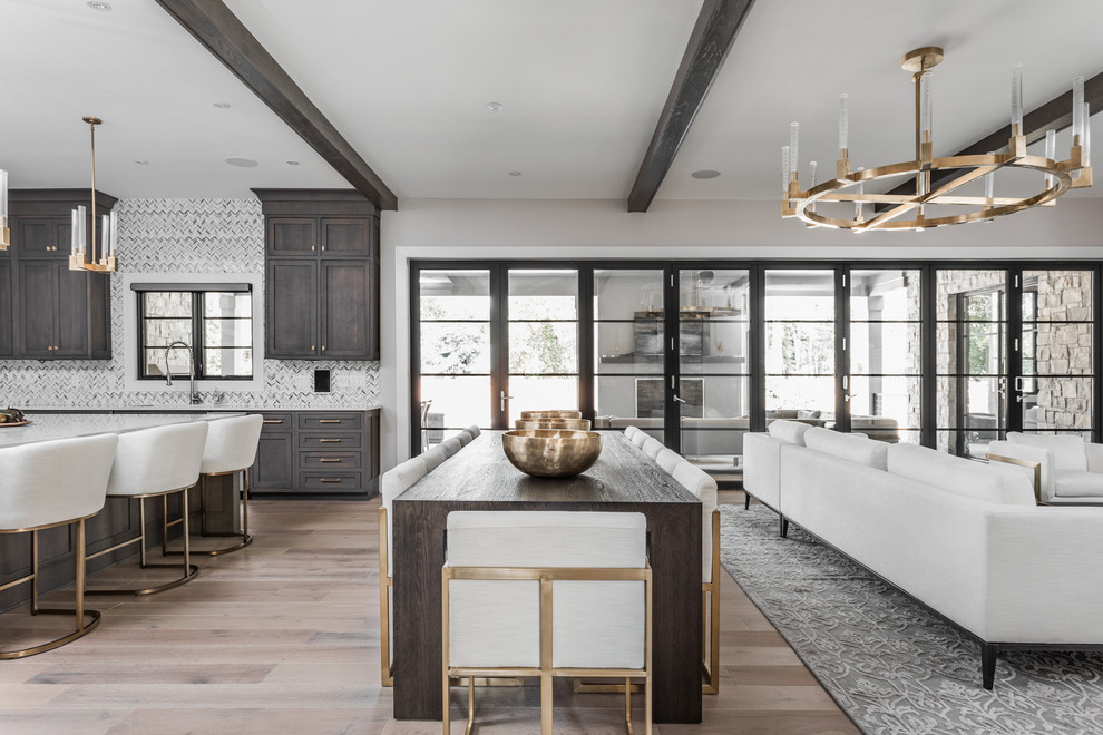 Immagine di una sala da pranzo aperta verso il soggiorno contemporanea di medie dimensioni con pavimento in legno massello medio, pareti bianche e pavimento marrone