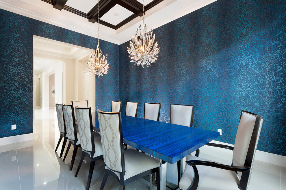 Inredning av ett modernt mycket stort kök med matplats, med blå väggar, klinkergolv i porslin och beiget golv
