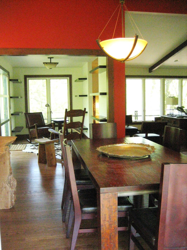 На фото: гостиная-столовая среднего размера в стиле кантри с паркетным полом среднего тона и красными стенами