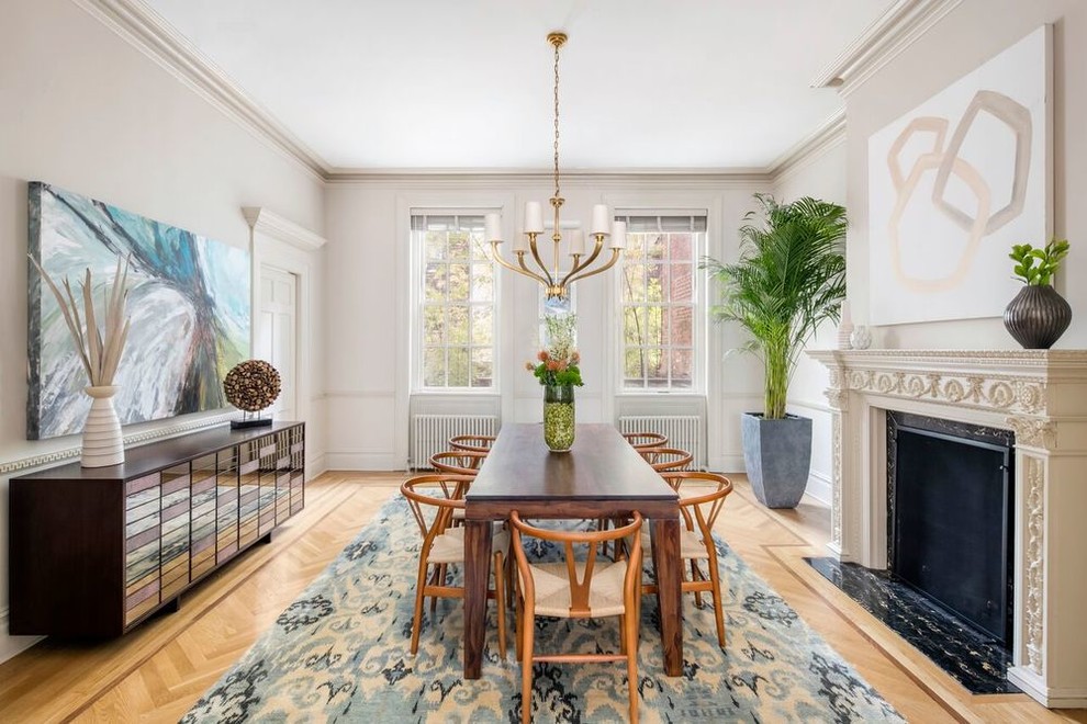 Idées déco pour une salle à manger classique fermée avec un mur beige, une cheminée standard et parquet clair.