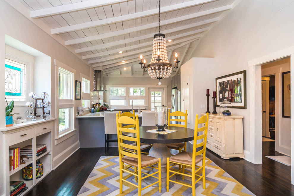 Dining room - traditional dining room idea in Tampa