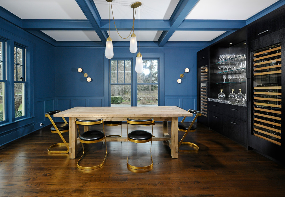 Klassisches Esszimmer ohne Kamin mit blauer Wandfarbe, dunklem Holzboden und braunem Boden in New York
