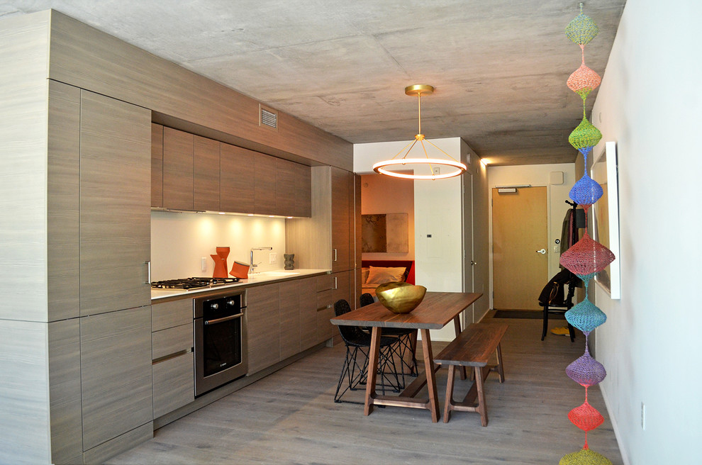 Пример оригинального дизайна: большая кухня-столовая в скандинавском стиле с белыми стенами и светлым паркетным полом без камина