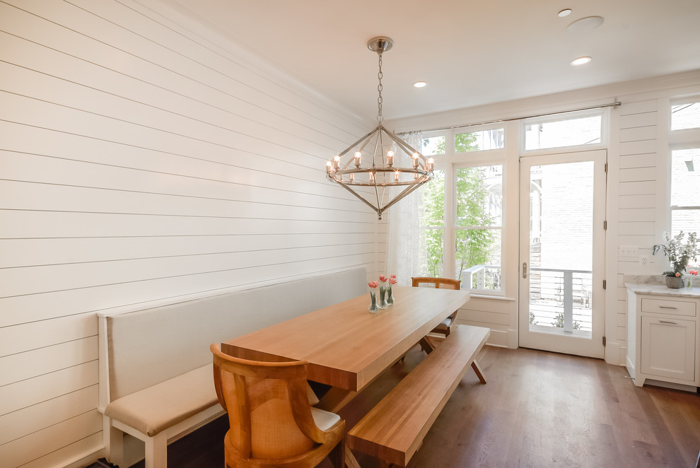 Landhausstil Wohnküche mit weißer Wandfarbe, braunem Holzboden und braunem Boden in Washington, D.C.