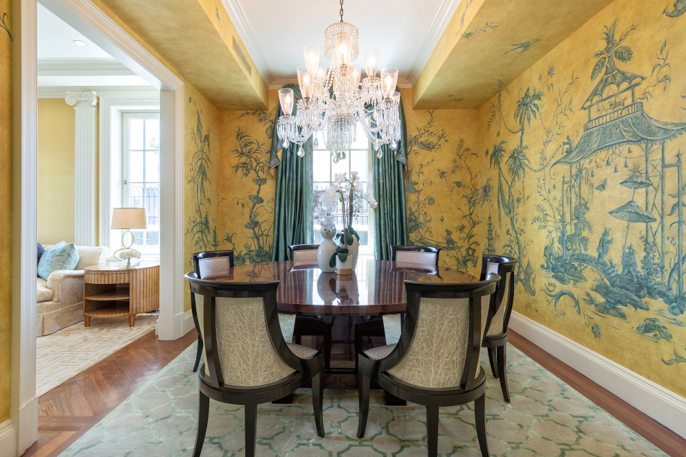 Klassisches Esszimmer mit gelber Wandfarbe, braunem Holzboden, braunem Boden, eingelassener Decke und Tapetenwänden in New York