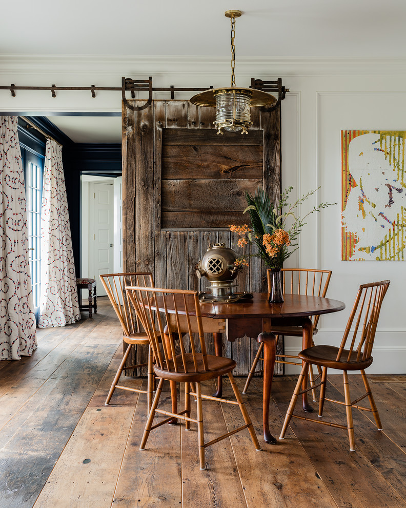 Idée de décoration pour une salle à manger champêtre de taille moyenne avec un mur blanc et un sol en bois brun.