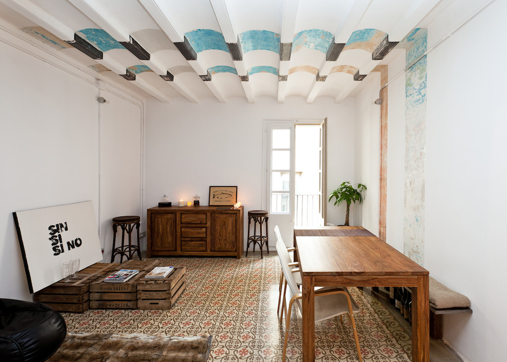 Пример оригинального дизайна: отдельная столовая среднего размера в стиле фьюжн с белыми стенами и полом из керамической плитки без камина