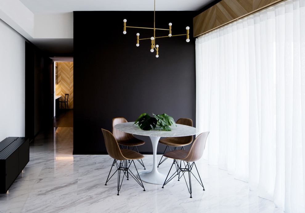 Cette photo montre une salle à manger tendance de taille moyenne avec un sol en marbre et éclairage.