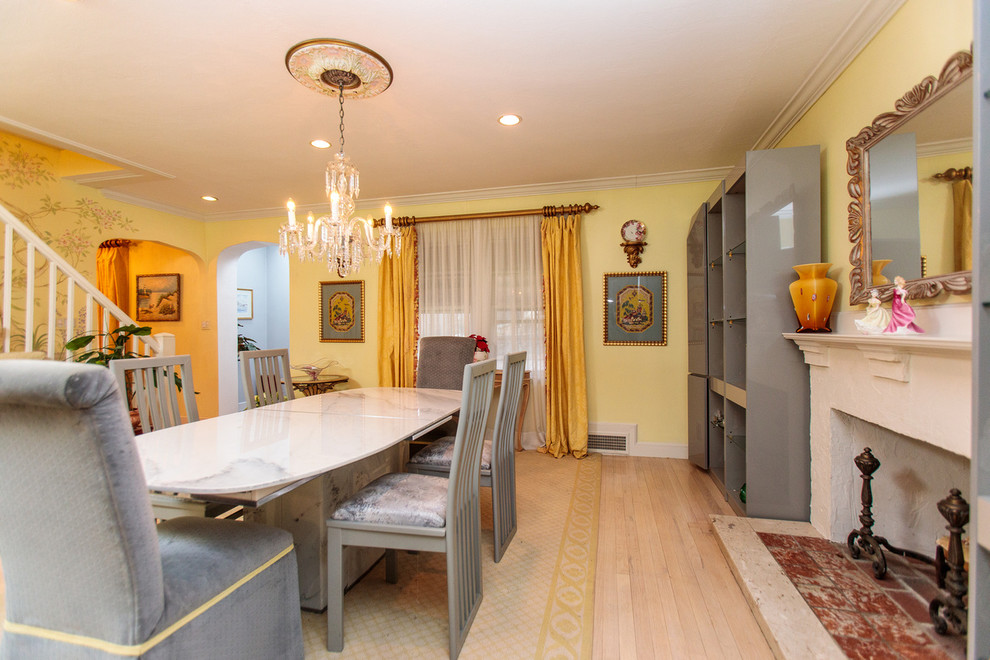 Exemple d'une salle à manger éclectique fermée et de taille moyenne avec un mur jaune, moquette, une cheminée standard, un manteau de cheminée en bois et un sol beige.
