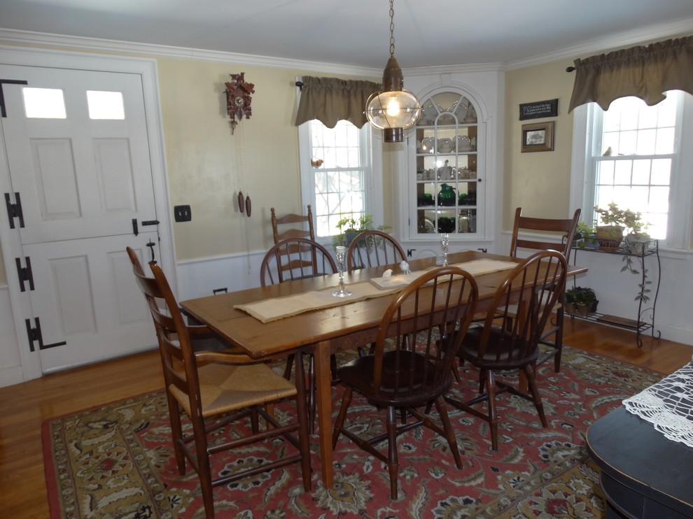 Example of a classic dining room design in Boston