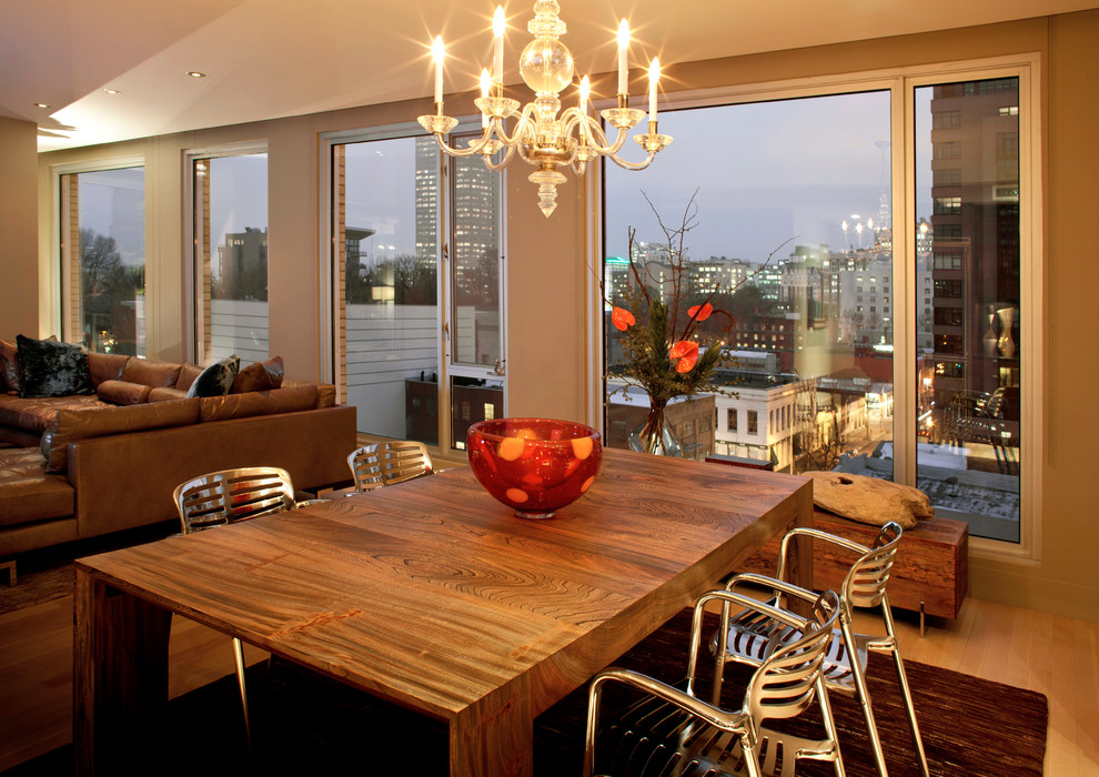 Foto di una sala da pranzo aperta verso il soggiorno contemporanea con pareti bianche e pavimento in legno massello medio