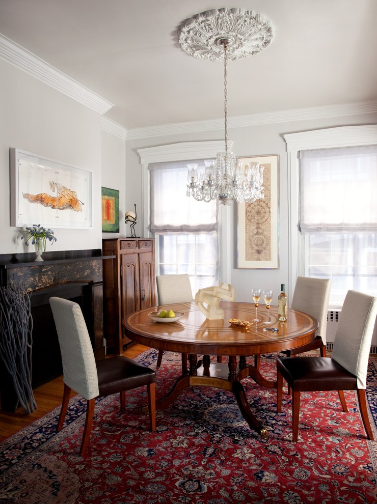Источник вдохновения для домашнего уюта: столовая в классическом стиле с серыми стенами, темным паркетным полом и стандартным камином