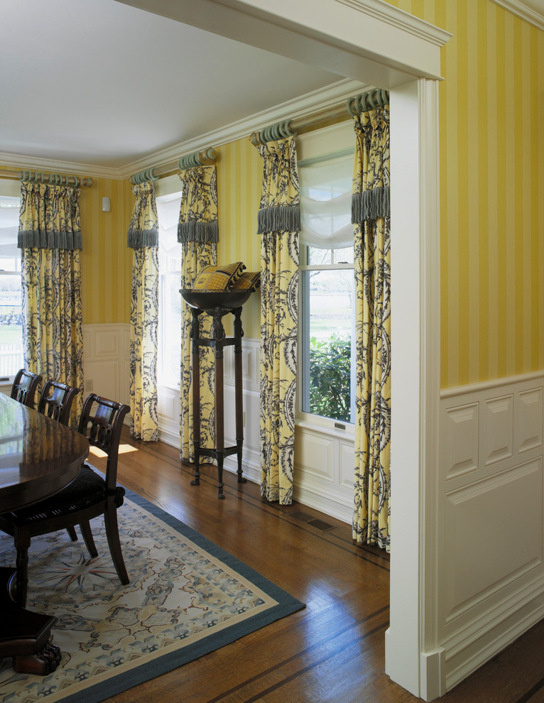 Источник вдохновения для домашнего уюта: отдельная столовая среднего размера в классическом стиле с желтыми стенами и паркетным полом среднего тона без камина