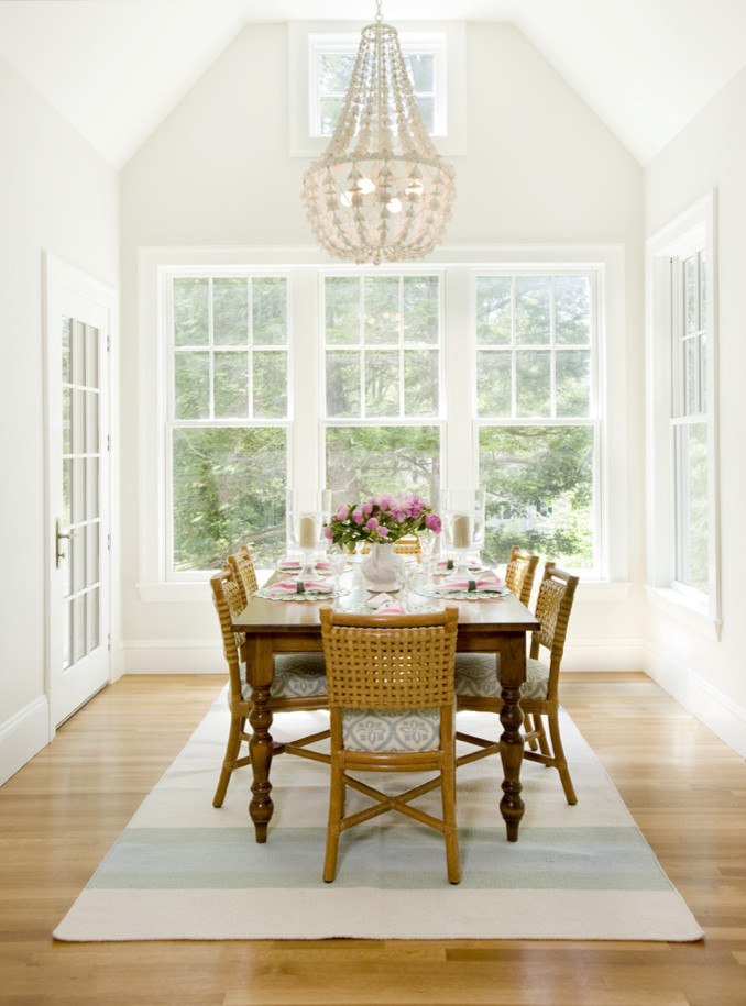 Foto di una sala da pranzo aperta verso il soggiorno chic di medie dimensioni con pareti beige, pavimento in legno massello medio e nessun camino