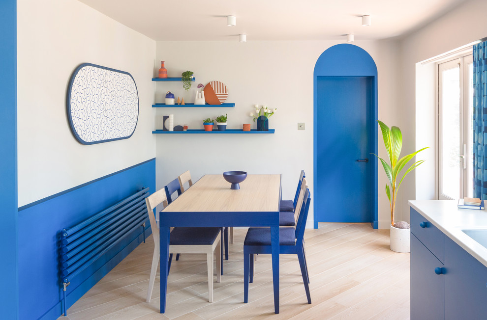 Idee per una sala da pranzo aperta verso la cucina minimal di medie dimensioni con pareti bianche, pavimento in gres porcellanato, nessun camino e pavimento beige