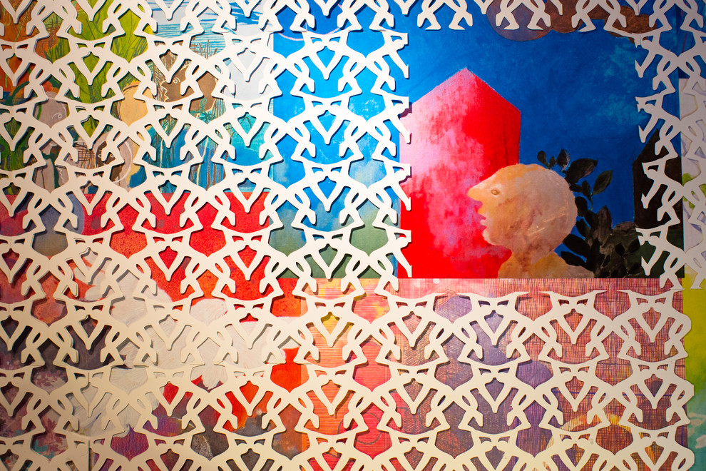 На фото: отдельная столовая среднего размера в стиле фьюжн с разноцветными стенами и деревянным полом