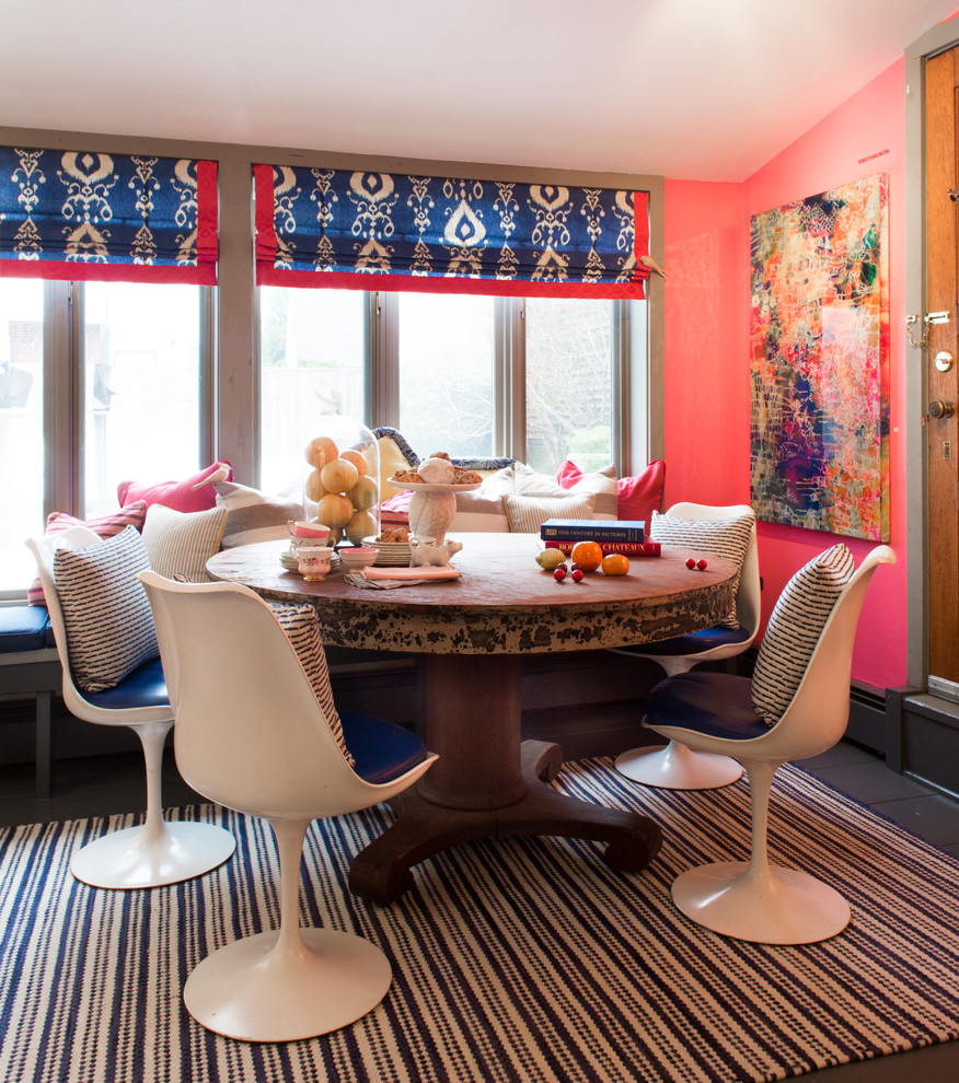Idee per una sala da pranzo eclettica chiusa e di medie dimensioni con pareti multicolore