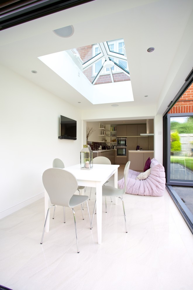 Mittelgroße Moderne Wohnküche mit weißer Wandfarbe und Porzellan-Bodenfliesen in Hampshire