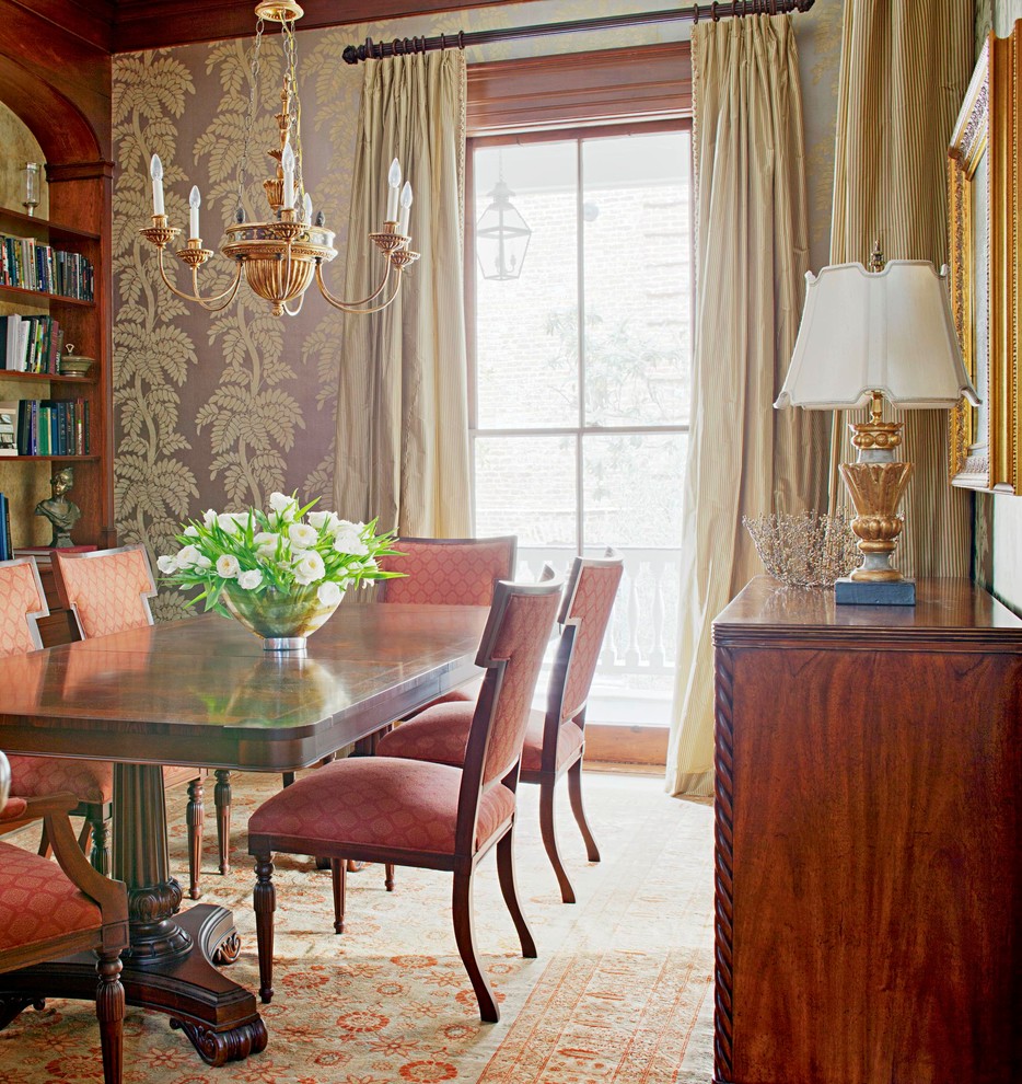 Großes Klassisches Esszimmer mit bunten Wänden und braunem Holzboden in Charleston