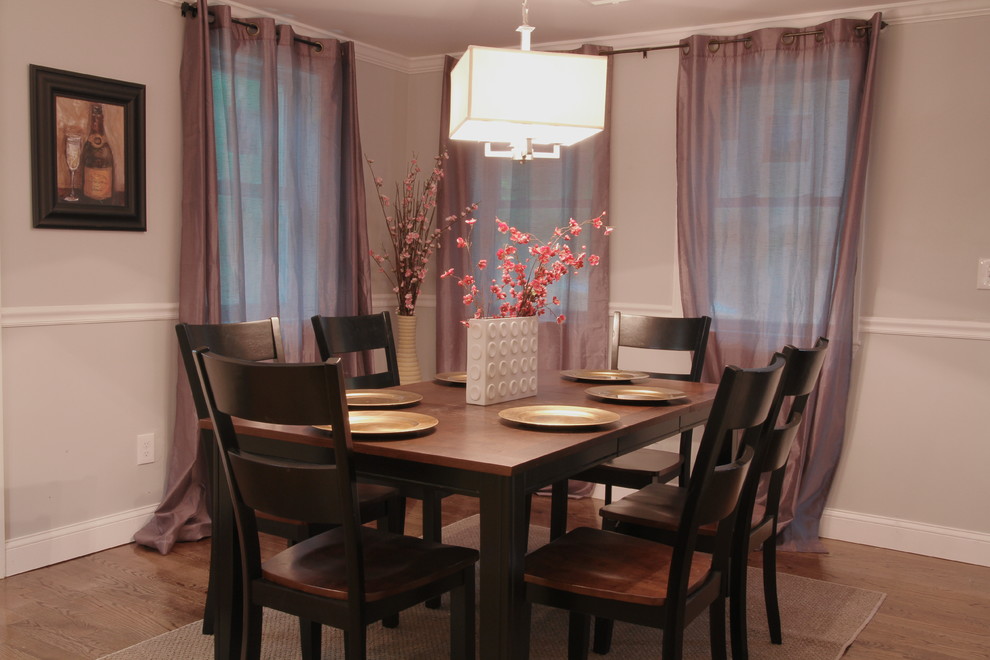 Inspiration pour une petite salle à manger ouverte sur la cuisine traditionnelle avec un mur beige et parquet foncé.