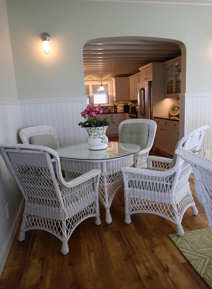 Inspiration pour une salle à manger ouverte sur la cuisine marine de taille moyenne avec un mur vert, un sol en bois brun et aucune cheminée.