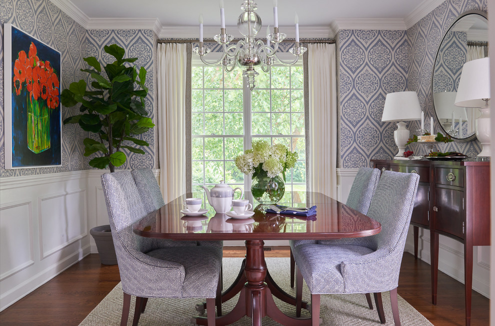 Ispirazione per una sala da pranzo tradizionale chiusa con pareti blu, pavimento in legno massello medio e pavimento marrone